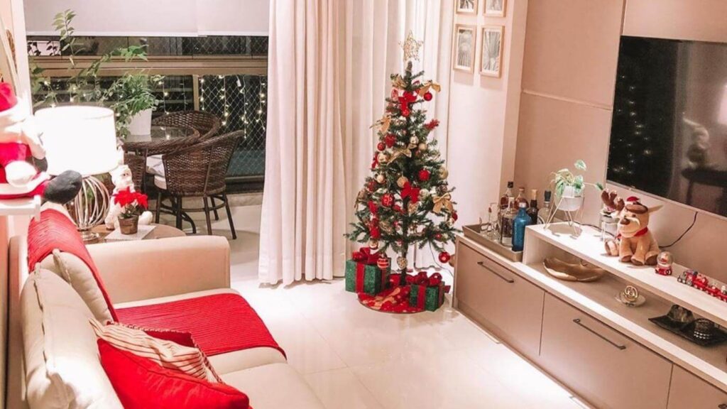 Sala de estar decorada para o Natal.